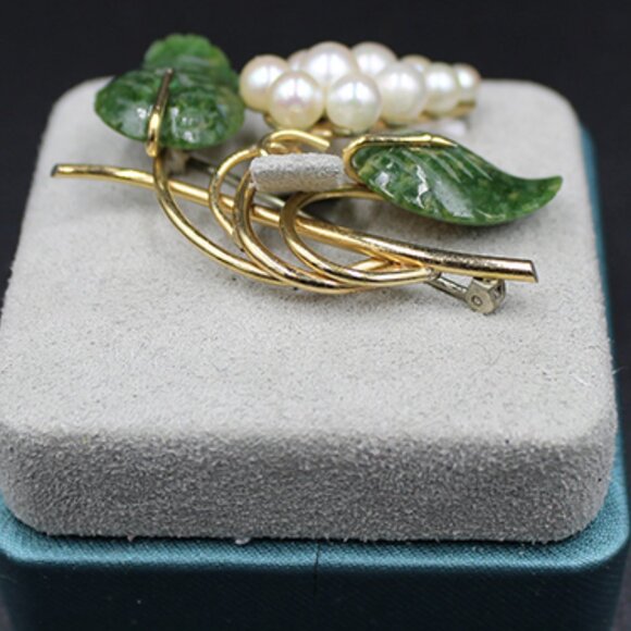 KREMENTZ JADE AND PEARL BROOCH AND EARRINGS - Picture 3 of 10